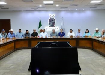 Rocha fija compromisos de su parte, con productores que tenían tomadas las casetas en carreteras