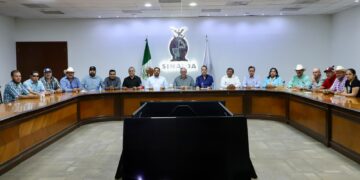 Rocha fija compromisos de su parte, con productores que tenían tomadas las casetas en carreteras