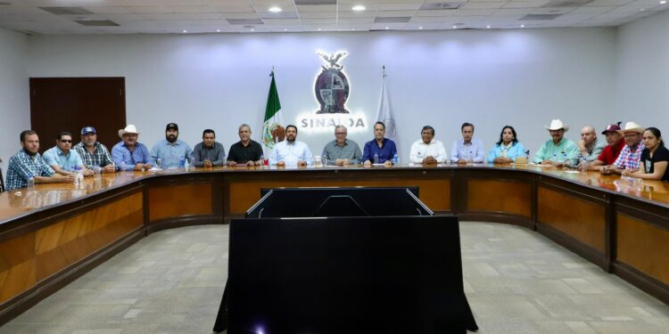 Rocha fija compromisos de su parte, con productores que tenían tomadas las casetas en carreteras