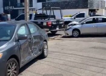 No cede el paso y choca en intersección de Lola Beltrán y Río Baluarte