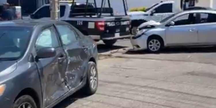 No cede el paso y choca en intersección de Lola Beltrán y Río Baluarte