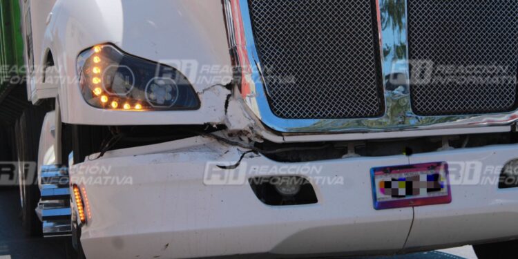Se registra accidente vial entre camión de transporte público y tráiler de carga