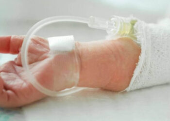 Un bebé tenía 16 huesos rotos: su madre fue acusada de romperlos porque lloraba