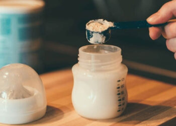 ¿Alimentas a tu bebé con leche de fórmula? Alertan que su consumo podría detonar serias enfermedades