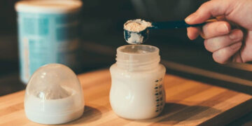 ¿Alimentas a tu bebé con leche de fórmula? Alertan que su consumo podría detonar serias enfermedades