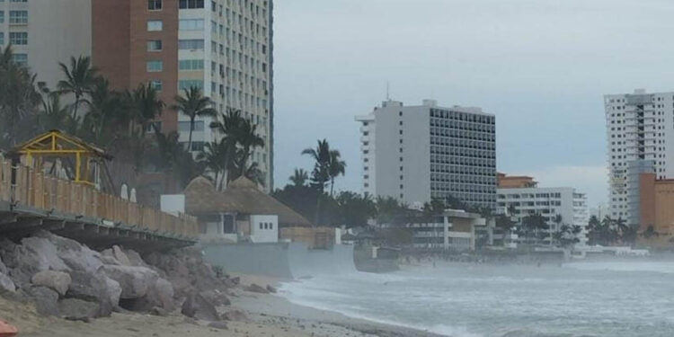 Incrementa oleaje, Policía Acuática y Capitanía de Puerto envían alerta preventiva para actividades en la zona de playa