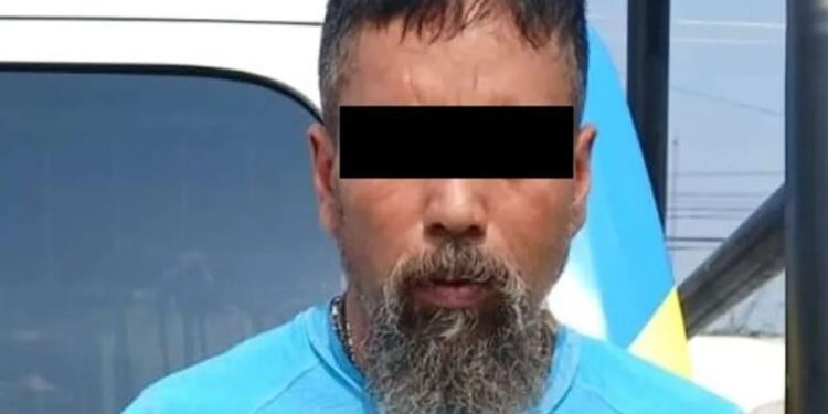 Detienen a hombre por presuntamente intentar agredir a su esposa con un machete en Monterrey