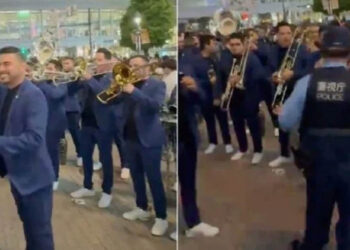 ¡Les cayó la policía! Así callaron a la Banda El Recodo mientras tocaba en calles de Japón (Videos)