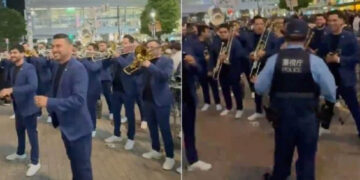¡Les cayó la policía! Así callaron a la Banda El Recodo mientras tocaba en calles de Japón (Videos)