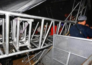 Mueren padre e hijo tras caída de templete en evento de MC en Nuevo León