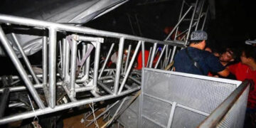 Mueren padre e hijo tras caída de templete en evento de MC en Nuevo León