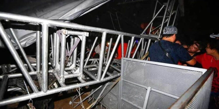 Mueren padre e hijo tras caída de templete en evento de MC en Nuevo León