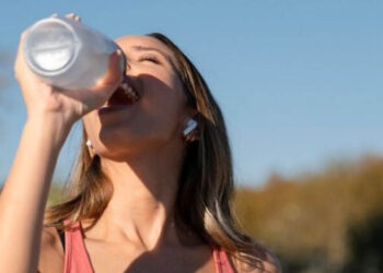 ¿Qué bebidas refrescantes y rehidratantes puedo tomar para prevenir un golpe de calor?