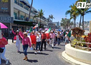 Al grito de “Fuera Morena” militantes de la Coalición Fuerza y Corazón por México en Mazatlán se unen a la marcha nacional “Defendamos la República”