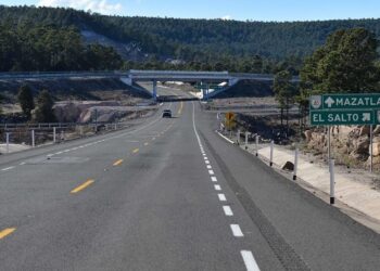 Dos mujeres pierden la vida tras ser atropelladas en un intento de cruzar la carretera Mazatlán-Durango