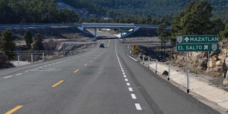 Dos mujeres pierden la vida tras ser atropelladas en un intento de cruzar la carretera Mazatlán-Durango