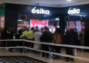 Sujeto asesina a su expareja y luego se autolesiona en un centro comercial a plena luz del día