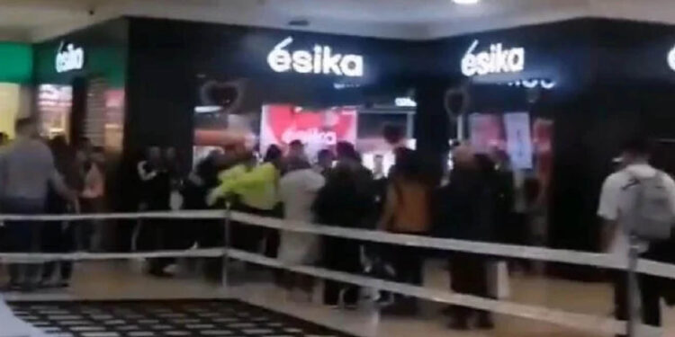 Sujeto asesina a su expareja y luego se autolesiona en un centro comercial a plena luz del día