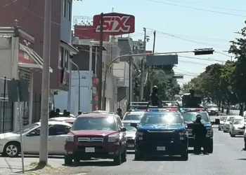 Empleada es golpeada por un hombre en un atraco a negocio en el centro de Culiacán