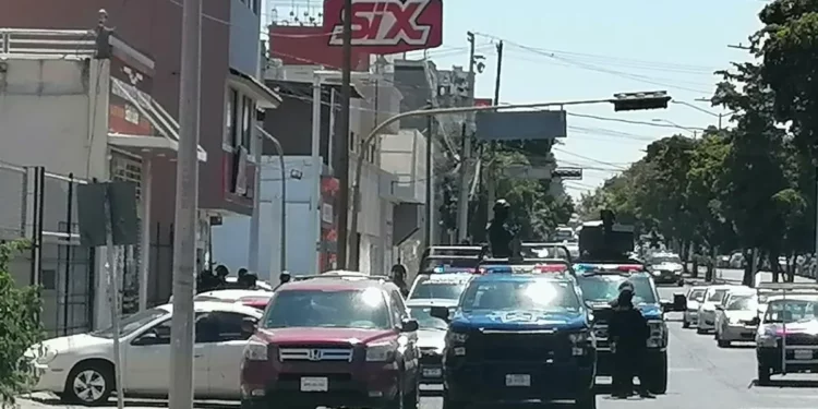 Empleada es golpeada por un hombre en un atraco a negocio en el centro de Culiacán