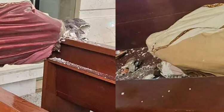 VIDEO: Hombre vandaliza iglesia en plena misa; descargó su furia destrozando santos y vírgenes