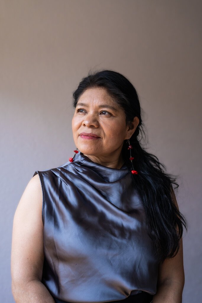 “Es una mujer que finalmente va a gobernarnos. La gran mayoría de las mujeres nos sentimos contentas, orgullosas de saber que una mujer puede gobernar. Da esperanza a otras mujeres”.  Marcelina Bautista, extrabajadora doméstica y una prominente activista por los derechos humanos