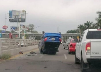 Choca y vuelca en el bulevar Pedro infante en Culiacán