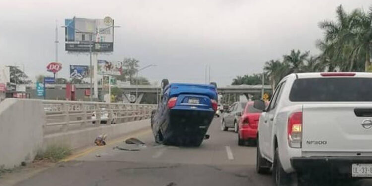 Choca y vuelca en el bulevar Pedro infante en Culiacán