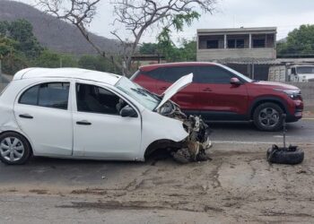 Fuerte accidente vial deja daños materiales al sur de la ciudad