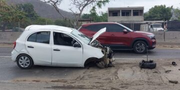 Fuerte accidente vial deja daños materiales al sur de la ciudad