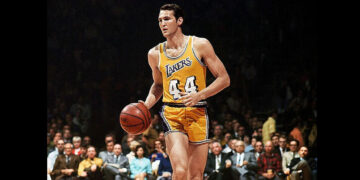 Jerry West, el jugador legendario de los Lakers y ejecutivo del Salón de la Fama que inspiró el logotipo de la NBA, falleció a los 86 años.