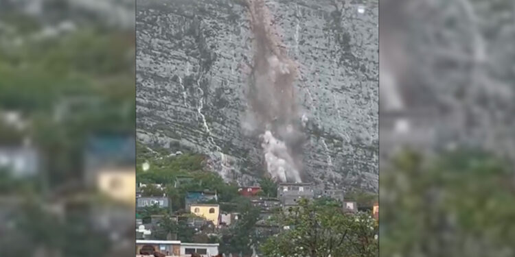 Momento exacto del deslave que impacta contra varias casas en Nuevo León