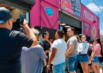 Dueña de Saldos KOKO prefirió regalar su mercancía antes que decomiso del SAT