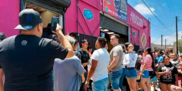 Dueña de Saldos KOKO prefirió regalar su mercancía antes que decomiso del SAT