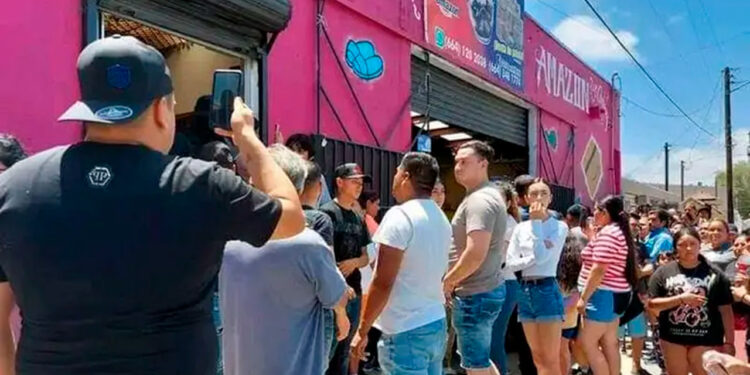 Dueña de Saldos KOKO prefirió regalar su mercancía antes que decomiso del SAT