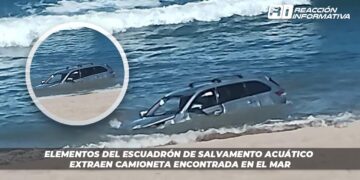 Elementos del Escuadrón de Salvamento Acuático extraen camioneta encontrada en el mar