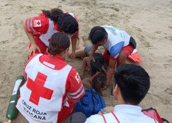 Elementos del Escuadrón Acuático ponen a salvo a mujer con dificultad para salir del mar
