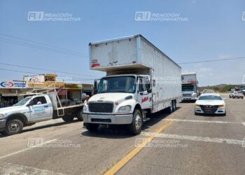 Padres de familia de la escuela secundaria Profesora Sofía Reyes en la comunidad de El Habal, mantienen cerrada la carretera libre a Culiacán a la altura de dicho municipio.