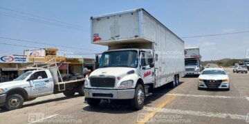 Padres de familia de la escuela secundaria Profesora Sofía Reyes en la comunidad de El Habal, mantienen cerrada la carretera libre a Culiacán a la altura de dicho municipio.