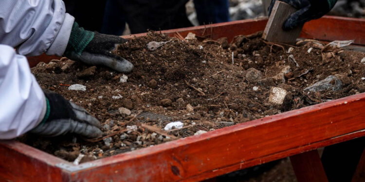 Hallan restos de 16 personas en fosas clandestinas en Jacona, Michoacán