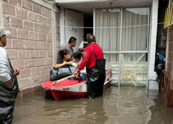 Rescatan a bebé tras 19 horas atrapado con su familia en inundación de Cuautitlán