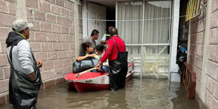 Rescatan a bebé tras 19 horas atrapado con su familia en inundación de Cuautitlán