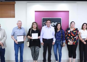 Reciben Angélica Díaz y Víctor Antonio Corrales constancias que los acreditar como diputados “pluris” por el PAS