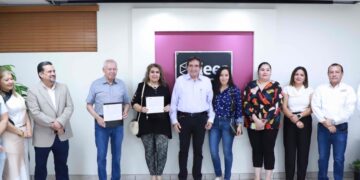 Reciben Angélica Díaz y Víctor Antonio Corrales constancias que los acreditar como diputados “pluris” por el PAS