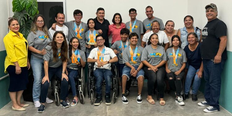 Llega Selección Mazatlán de para atletismo cargada de medallas a las oficinas del IMDEM