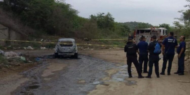 Se incendian vehículo y se presume un cuerpo sin vida en su interior en Mazatlán