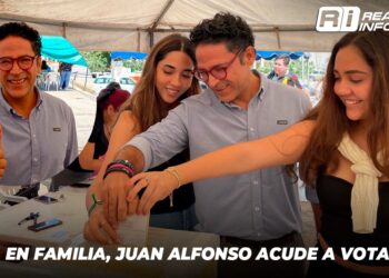 En familia, Juan Alfonso acude a votar