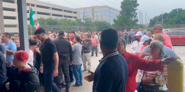 Miles de mexicanos hacen largas filas para emitir su voto desde el extranjero