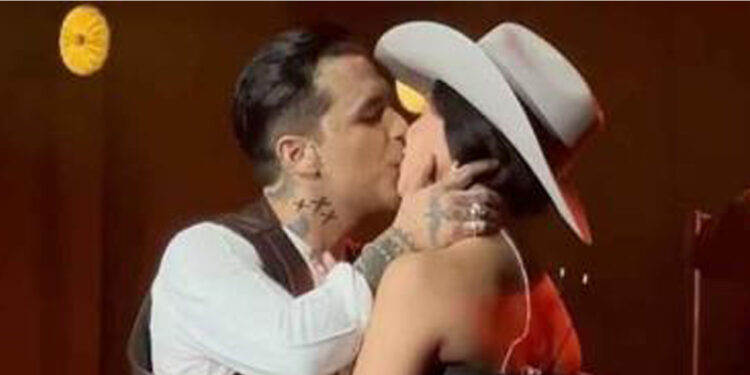 ¡Su Primer beso en público! Christian Nodal y Ángela Aguilar gritan su amor sobre el escenario