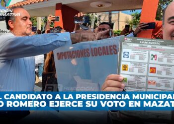El candidato a la presidencia municipal Memo Romero ejerce su voto en Mazatlán